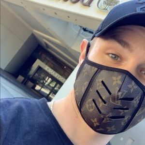 Meet your Posher, Regis